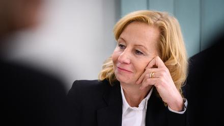 Patricia Schlesinger, ehemalige Intendantin des RBB, kommt zum Prozess am Landgericht Berlin, wo über eine Klage der fristlos entlassenen Ex-Intendantin Schlesinger gegen den öffentlich-rechtlichen Sender RBB verhandelt wird. Schlesinger fordert nach Gerichtsangaben ein Ruhegehalt von rund 18.300 Euro. Der RBB verlangt im Rahmen einer sogenannten Widerklage unter anderem die Zahlung von Schadensersatz. Zudem möchte der Sender, dass das Gericht feststellt, dass der ehemaligen Intendantin keine Ruhegeldansprüche zustehen. 