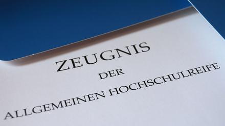 Viele Schülerinnen und Schüler in Brandenburg erhalten ihre Abiturzeugnisse. (Symbolbild) 