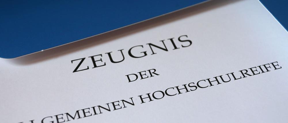 Viele Schülerinnen und Schüler in Brandenburg erhalten ihre Abiturzeugnisse. (Symbolbild)