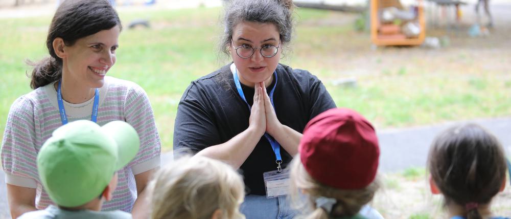 Elena Rehm (l.) und Lena Claßen vom Deutschen Kita-Preis bei ihrem zweitägigen Besuch in der AWO-Kita Tausendfüßler. 