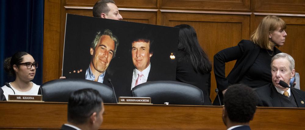 Ein Foto von Trump und Epstein bei einem Gerichtsprozess. 