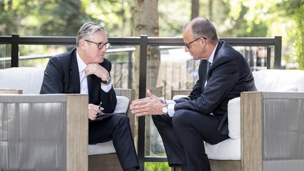 Sprachen beim G7-Gipfel im Juni in Kanada bereits unter vier Augen: Bundeskanzler Friedrich Merz (r.) und Großbritanniens Premier Keir Starmer. 