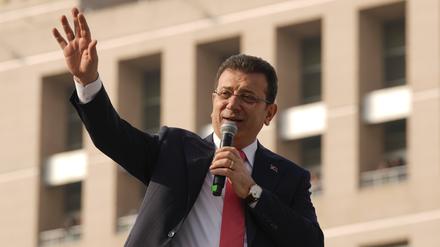 Istanbuls Bürgermeister Ekrem Imamoglu spricht zu seinen Anhängern vor dem Istanbuler Gerichtsgebäude (Archivbild).