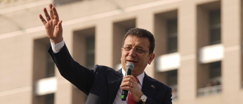 Istanbuls Bürgermeister Ekrem Imamoglu spricht zu seinen Anhängern vor dem Istanbuler Gerichtsgebäude (Archivbild).