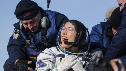 US-Astronautin Christina Koch (M) jubelt kurz nach der Landung der russischen Sojus-Kapsel. Die Sojus-Kapsel mit Koch, ESA-Astronaut Parmitano und dem Russen Skworzow setzte pünktlich in der kasachischen Steppe auf.