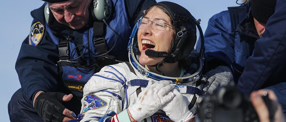 US-Astronautin Christina Koch (M) jubelt kurz nach der Landung der russischen Sojus-Kapsel. Die Sojus-Kapsel mit Koch, ESA-Astronaut Parmitano und dem Russen Skworzow setzte pünktlich in der kasachischen Steppe auf.