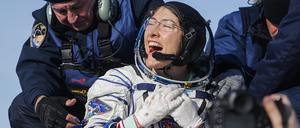 US-Astronautin Christina Koch (M) jubelt kurz nach der Landung der russischen Sojus-Kapsel. Die Sojus-Kapsel mit Koch, ESA-Astronaut Parmitano und dem Russen Skworzow setzte pünktlich in der kasachischen Steppe auf.