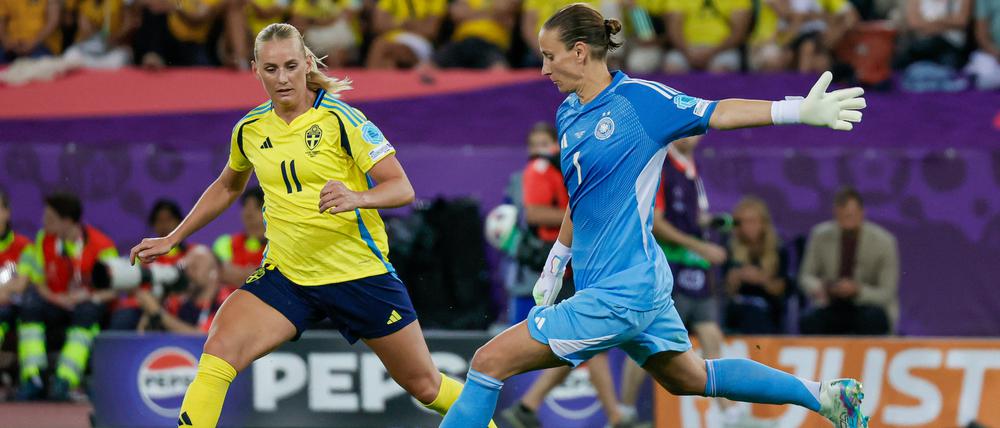 Ann-Katrin Berger (in blau) geht mit Ball am Fuß zuweilen ein hohes Risiko ein.