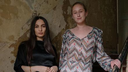 Tjioe Meyer Hecken (links) und Anna Müller, bringen Kunst, Literatur und Party zusammen.