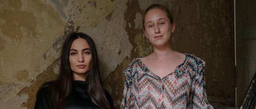 Tjioe Meyer Hecken (links) und Anna Müller, bringen Kunst, Literatur und Party zusammen.