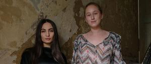 Tjioe Meyer Hecken (links) und Anna Müller, bringen Kunst, Literatur und Party zusammen.