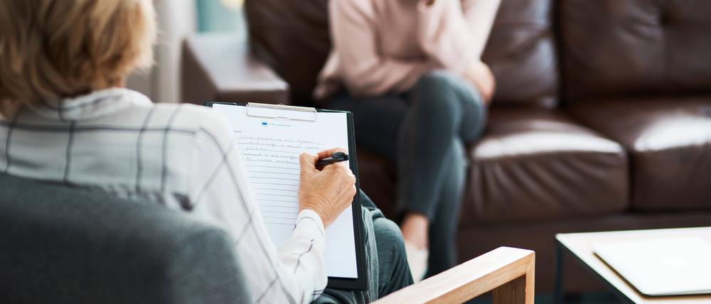 Eine Psychotherapeutin im Gespräch mit einer Patientin. (Symbolbild)