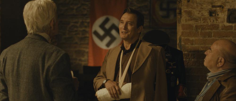 Wo ist Josef Mengele? Uri (Oliver Masucci) bei einem Treffen mit Altnazis in München.
