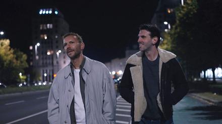 Jonathan (Knut Berger, l.) und Boris (Fabian Stumm) nachts auf der Straße.