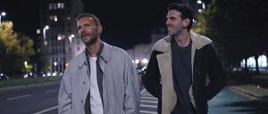 Jonathan (Knut Berger, l.) und Boris (Fabian Stumm) nachts auf der Straße.