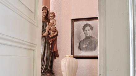 Blick in den Gasthof zur Post in Cobbenrode. Dort hängt neben der Marienstatue ein Foto der früheren Chefin Anna Raesfeld, verwitwete Vogelheim, geborene Kalthoff.