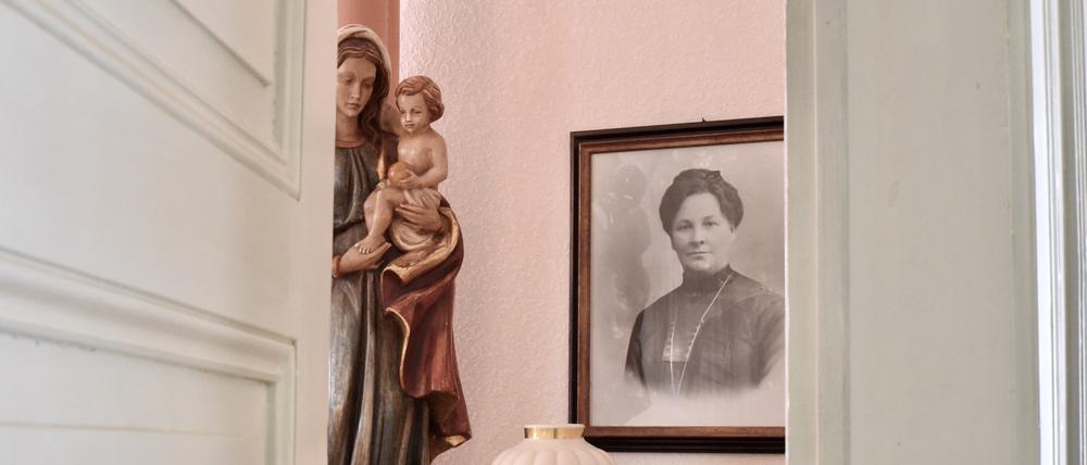 Blick in den Gasthof zur Post in Cobbenrode. Dort hängt neben der Marienstatue ein Foto der früheren Chefin Anna Raesfeld, verwitwete Vogelheim, geborene Kalthoff.