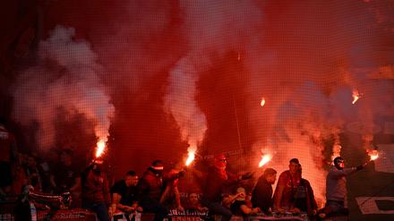 Kölner Fans zünden Pyrotechnik beim Spiel gegen Kaiserslautern