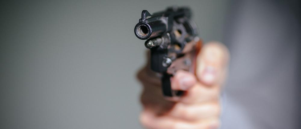 Schreckschusswaffen können echten Waffen täuschend ähnlich sehen. (Symbolbild)