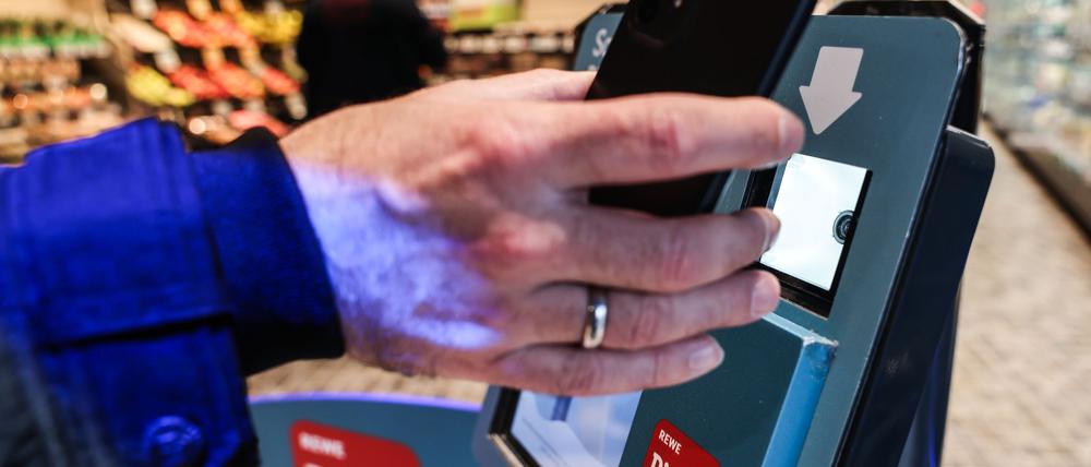 In manchen Supermärkten ist kein Personal mehr vorhanden (Symbolbild).