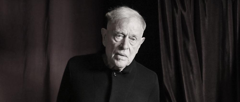 Der Theaterregisseur und Intendant Claus Peymann bei einem exklusiven Fototermin im Renaissance Theater.