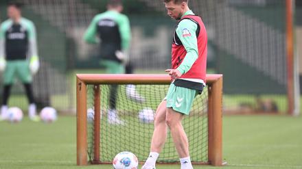 Da war er noch fit: Mitchell Weiser beim Werder-Trainingsauftakt.