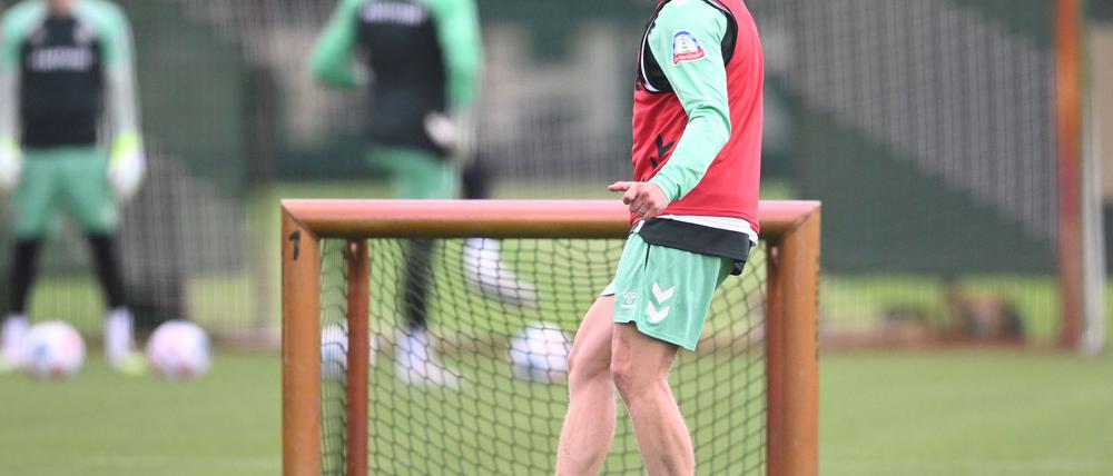 Da war er noch fit: Mitchell Weiser beim Werder-Trainingsauftakt.