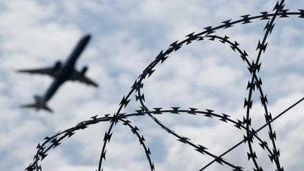 ARCHIV - 06.06.2024, Brandenburg, Schönefeld: Ein Flugzeug hebt am Flughafen BER hinter einem Zaun ab. (zu dpa: «Protest gegen Asylzentrum am BER - Gemeinde stimmt ab») Foto: Sebastian Gollnow/dpa +++ dpa-Bildfunk +++