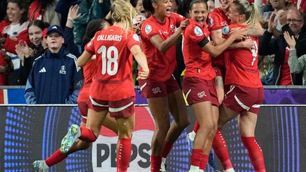 Gegen Spanien wartet eine schwere Aufgabe auf die Schweiz um Toptalent Sydney Schertenleib (M).