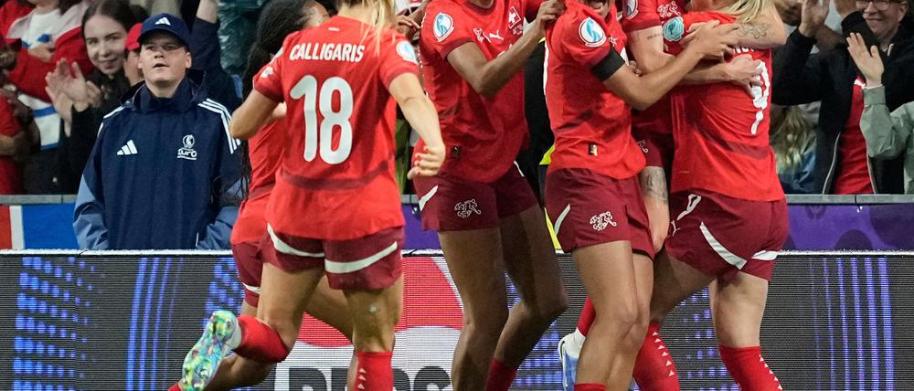 Gegen Spanien wartet eine schwere Aufgabe auf die Schweiz um Toptalent Sydney Schertenleib (M).