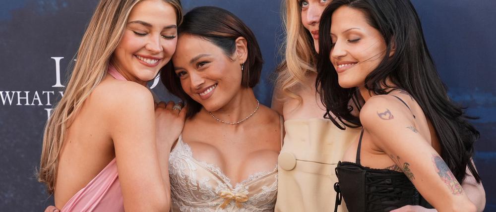 Madelyn Cline (l-r), Chase Sui Wonders, Sarah Pidgeon und Gabbriette Bechtel sind im Remake von „Ich weiß, was du letzten Sommer getan hast“ dabei.