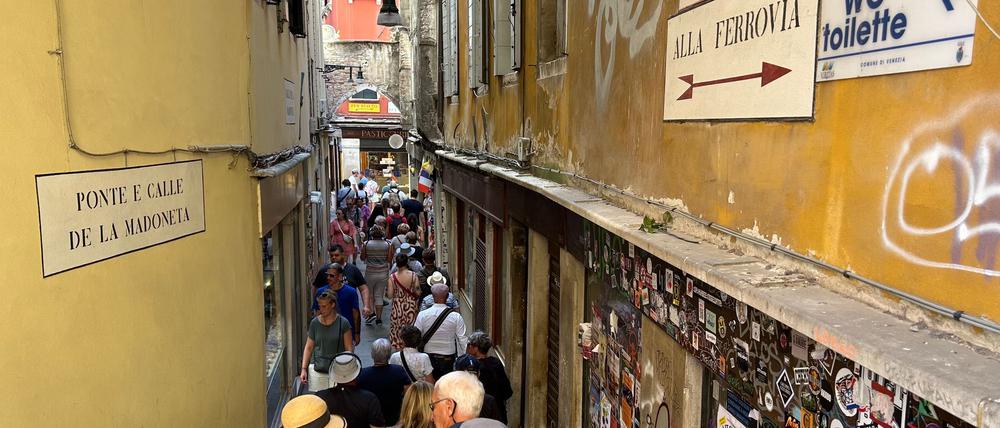 In Venedigs engen Gassen sind viele Taschendiebe unterwegs. (Archivbild)