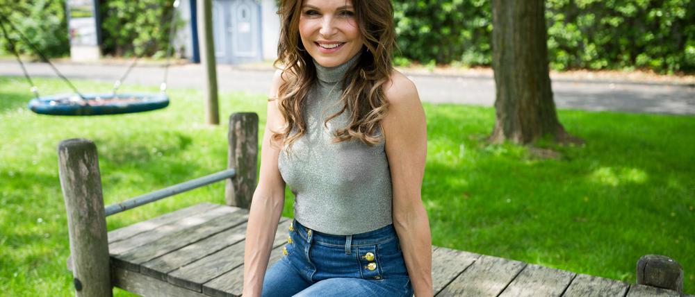 Schauspielerin Tabea Heynig hat kein Problem mit der Fußballbegeisterung ihres Sohnes - auch nicht, wenn sie sich im Wohnzimmer Bahn bricht.