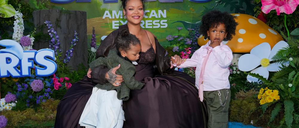 Rihanna und ihre Söhne Riot Rose Mayers (l) und RZA Athelston Mayers (r) bei der Premiere.