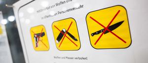 Auf einer Hinweistafel hinter einer Glasscheibe wird auf das Verbot über das Mitführen von Waffen und Messern hingewiesen. (Symbolbild)