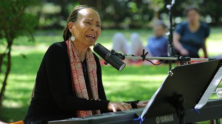 Jocelyn B. Smith gastiert im Park der Villa Schöningen in Potsdam.