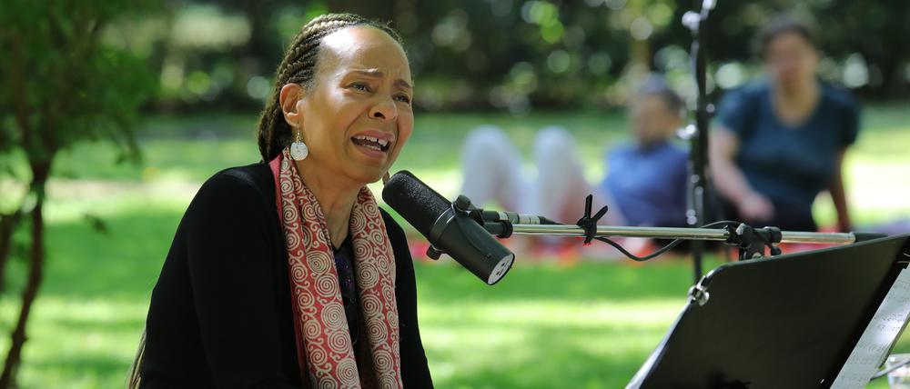 Jocelyn B. Smith gastiert im Park der Villa Schöningen in Potsdam.
