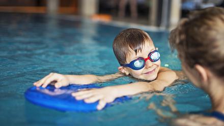 Mit der Unterstützung ihrer Eltern werden Kinder in der Regel schneller sichere Schwimmer.