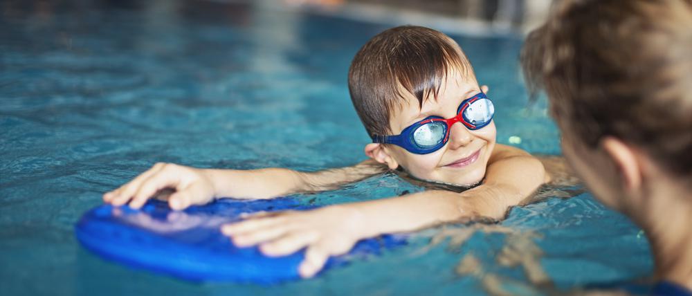 Mit der Unterstützung ihrer Eltern werden Kinder in der Regel schneller sichere Schwimmer.