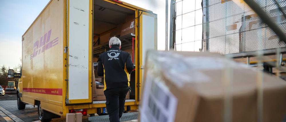 Überfordert. Kein Wunder, dass die Zusteller keine Lust mehr haben, jeden Briefkasten ausfindig zu machen. 