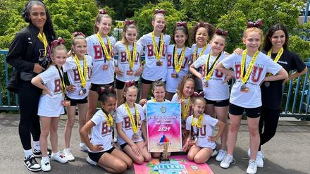 Aylin Thompson (links) und Denise Achkar (rechts) mit den Cheerleadern vom Verein Berlin Jags Unity.