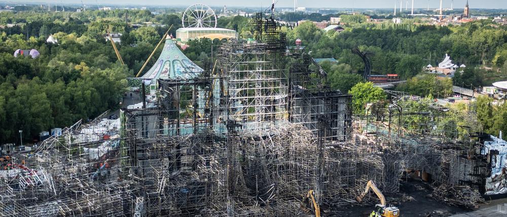 Diese Drohnenaufnahme zeigt die Hauptbühne nach dem Brand auf dem „Tomorrowland“-Festival für elektronische Musik in Belgien.
