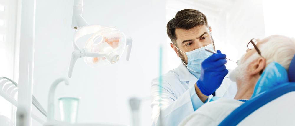 Zahnarzt mit Patient.