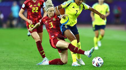 Kathrin Hendrich (l.) stabilisierte das DFB-Team nach ihrer Einwechslung spürbar.
