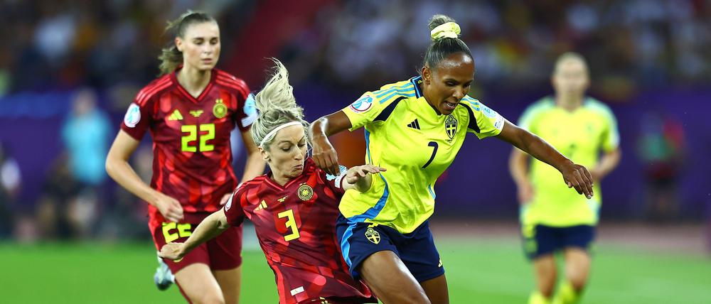Kathrin Hendrich (l.) stabilisierte das DFB-Team nach ihrer Einwechslung spürbar.