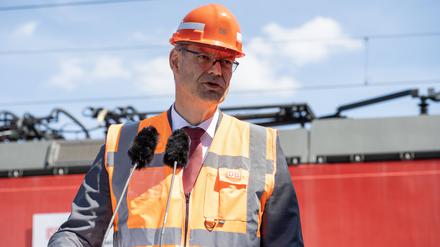 Bundesverkehrsminister Patrick Schnieder (CSU) am 4. Juli beim Test einer Güterzuglokomotive in Köln.