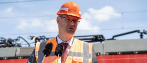 Bundesverkehrsminister Patrick Schnieder (CSU) am 4. Juli beim Test einer Güterzuglokomotive in Köln.
