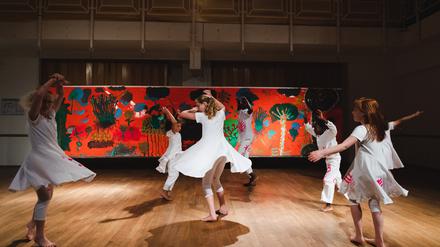 Im Begegnungszentrum „Oskar“ im Potsdamer Stadtteil Drewitz zeigen Schülerinnen und Schüler der Grundschule am Priesterweg das interkulturelle Tanztheaterstück „Bunte Vögel“.