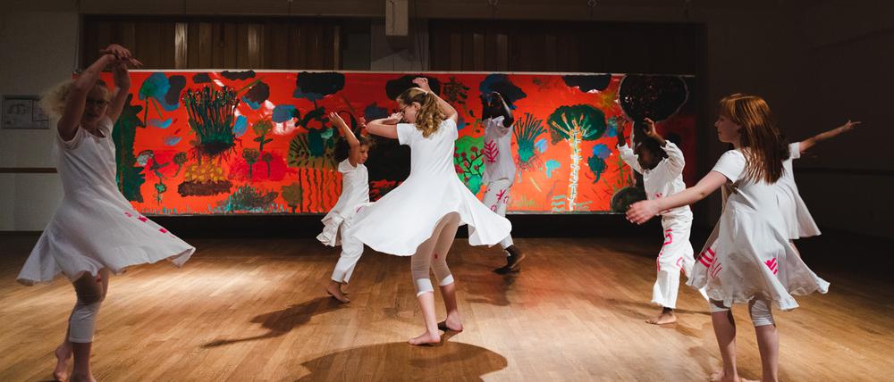Im Begegnungszentrum „Oskar“ im Potsdamer Stadtteil Drewitz zeigen Schülerinnen und Schüler der Grundschule am Priesterweg das interkulturelle Tanztheaterstück „Bunte Vögel“.