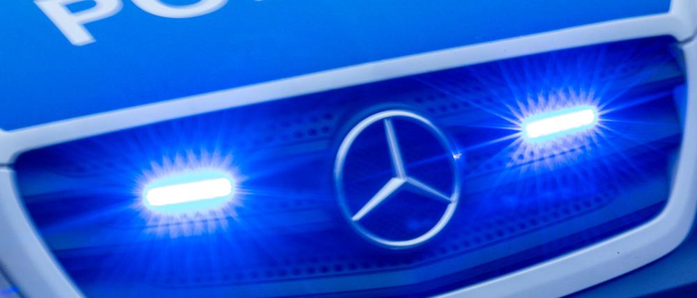 Die Polizei fasst zwei Männer nach einer Belästigung von drei Frauen in Nachtbus in Berlin-Neukölln.